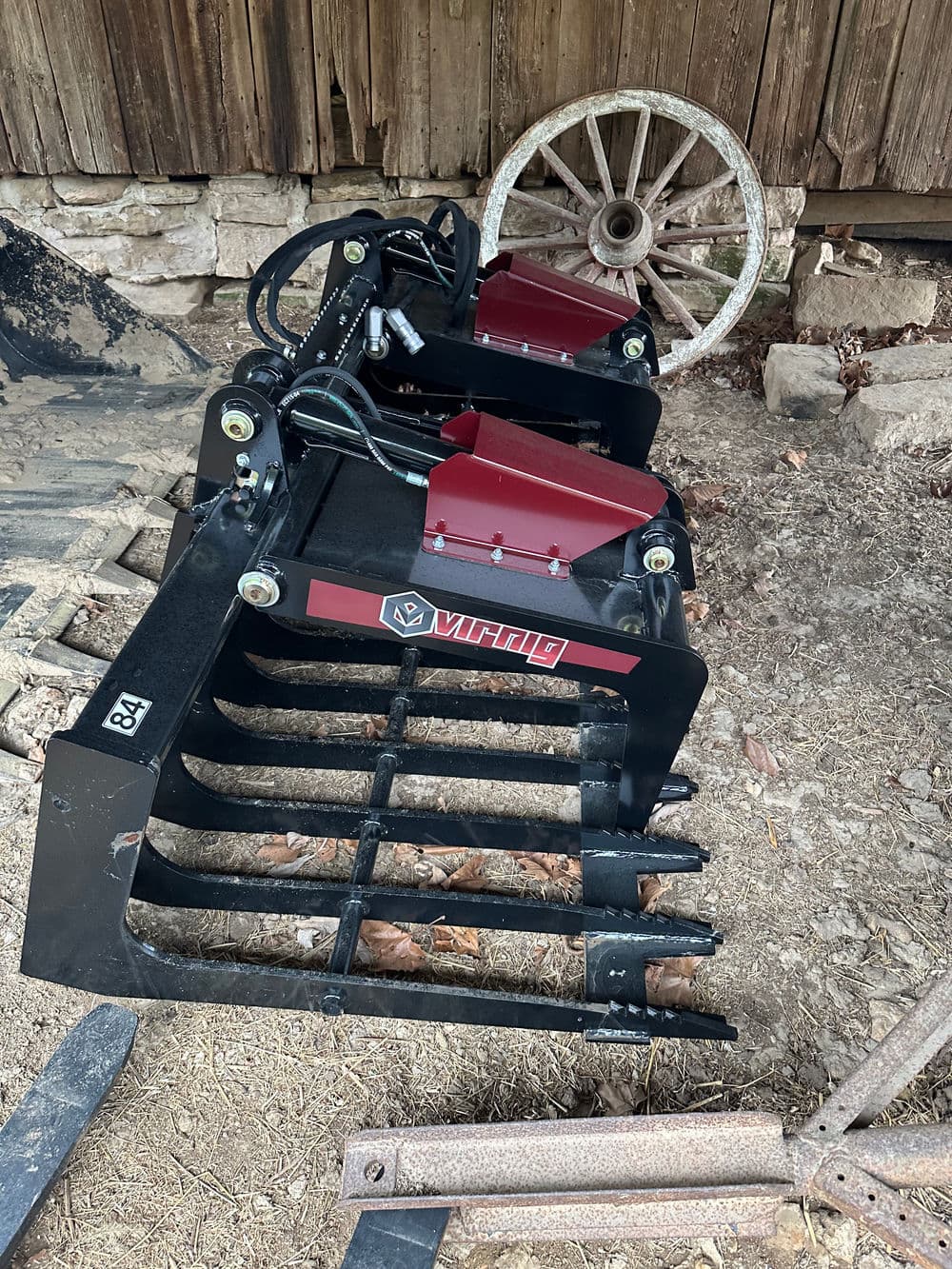 Viking hydraulic grapple attachment for tractors, featuring sturdy claws and a robust design.